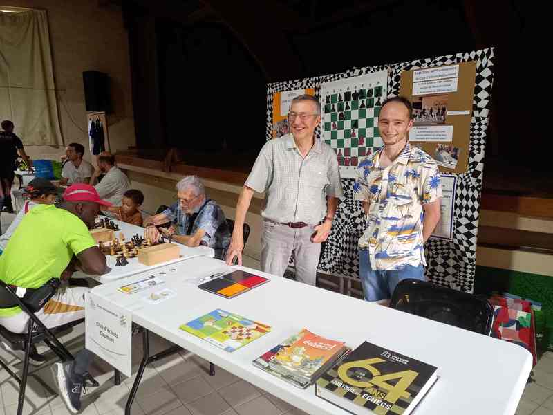 Le président et le GMI Pierre Laurent-Paoli devant le stand du club d'échecs